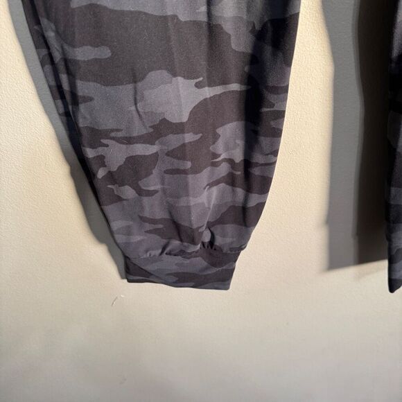 Athleta Salutation Camo Jogger Pants Gray Stretch Sz M - Picture 5 of 9